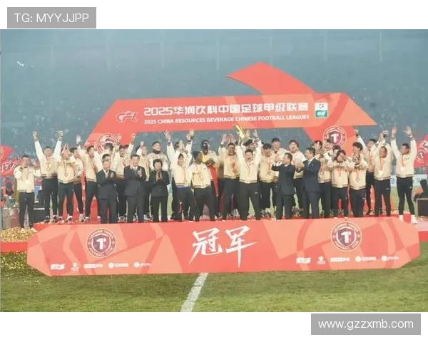 铁人队长邦本宜裕与妻子共庆中甲奖牌荣誉感恩贤内助的支持与陪伴